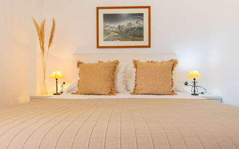 Lisa: Cama, Mueble, Lecho, Diseño De Interiores, Habitación, Sábana, Pared, Suelo, Habitación, Linos