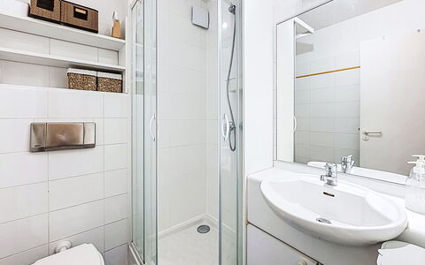 Les Terrasses du Port: Diseño De Interiores, Suelo, Piso, Arreglo De Tubería, Baño, Habitación, Lavabo, Lavabo Del Baño, Plomería, Techo