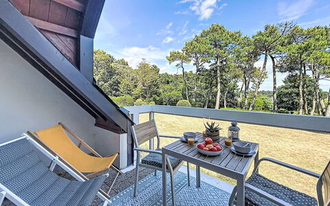 Les Terrasses du Port: Balcón, Cubierta, Sombra, Silla, Mueble Para Exteriores, Pretil, Madera Dura, Eco Hotel, Villa
