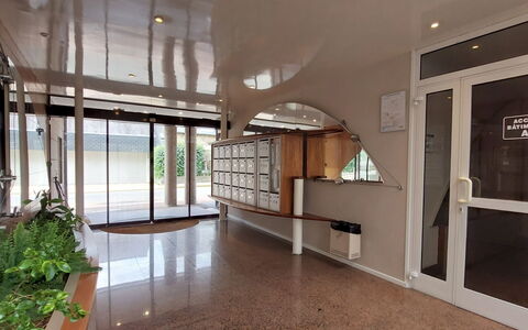 Hotel de Ville: Mueble, Cocina Y Comedor Mesa, Silla, Suelo, Mar, Balcón, Oceano, Recurso, Eco Hotel, Comedor
