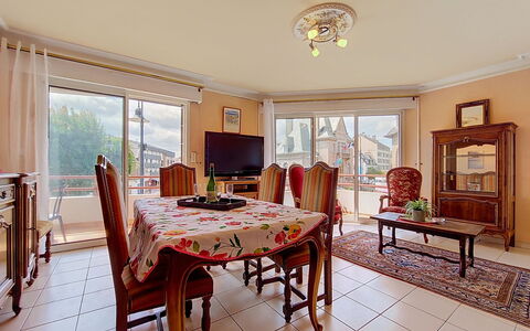 Hotel de Ville: Mueble, Cocina Y Comedor Mesa, Silla, Suelo, Mar, Balcón, Oceano, Recurso, Eco Hotel, Comedor