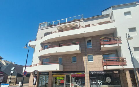 Hotel de Ville: Edificio, Ventana, By, Barrio, Departamento, Diseño Urbano, Calle, Uso Mixto, Edificio Comercial, Condominio