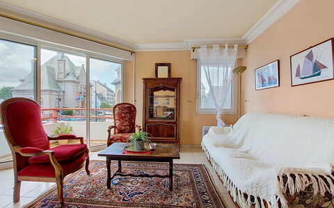 Hotel de Ville: Mueble, Cocina Y Comedor Mesa, Silla, Suelo, Mar, Balcón, Oceano, Recurso, Eco Hotel, Comedor