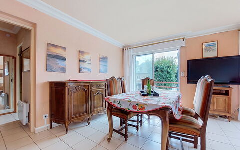 Hotel de Ville: Mueble, Cocina Y Comedor Mesa, Silla, Suelo, Mar, Balcón, Oceano, Recurso, Eco Hotel, Comedor