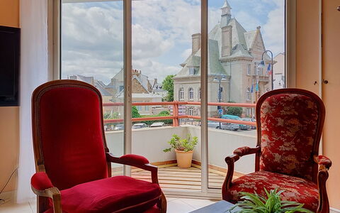 Hotel de Ville: Mueble, Cocina Y Comedor Mesa, Silla, Suelo, Mar, Balcón, Oceano, Recurso, Eco Hotel, Comedor