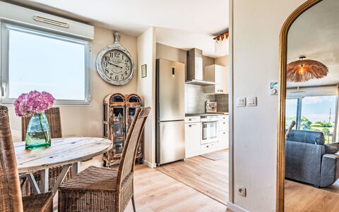 Alturan: Mueble, Cocina Y Comedor Mesa, Silla, Suelo, Mar, Balcón, Oceano, Recurso, Eco Hotel, Comedor