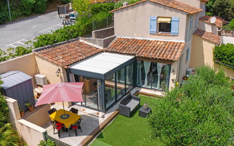 Hameau de Croisette Plage: Mueble, Cocina Y Comedor Mesa, Silla, Suelo, Mar, Balcón, Oceano, Recurso, Eco Hotel, Comedor