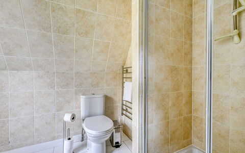 Loch Oich View (Lodge 6): Piso, Suelo, Techo, Arreglo De Tubería, Loseta, Baño, Plomería, Ducha, Baño