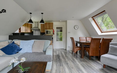 Loch Oich View (Lodge 6): Madera, Mueble, Piso, Diseño De Interiores, Casa, Techo, Suelo, Habitación, Sofá, Sala