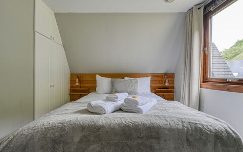 Loch Oich View (Lodge 6): Madera, Piso, Suelo, Habitación, Diseño De Interiores, Cama, Techo, Casa, Sábana, Lecho