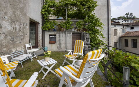 Casa Torre Il Castello: Mueble, Cocina Y Comedor Mesa, Silla, Suelo, Mar, Balcón, Oceano, Recurso, Eco Hotel, Comedor