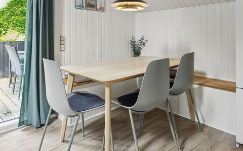 Maini - 30Km from the Sea: Piso, Madera, Diseño De Interiores, Mueble, Suelo, Suelos De Madera, Cocina Y Comedor Mesa, Manchas De Madera, Habitación, Comedor