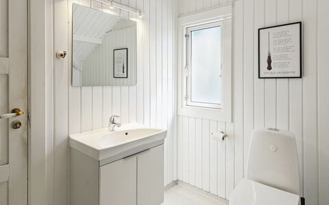 Maini - 30Km from the Sea: Arreglo De Tubería, Madera, Piso, Baño, Diseño De Interiores, Lavabo, Suelo, Lavabo Del Baño, Plomería, Grifo
