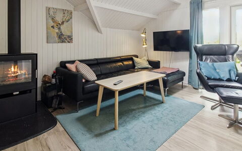 Maini - 30Km from the Sea: Mueble, Diseño De Interiores, Piso, Suelo, Sofá, Madera, Habitación, Sala, Techo, Televisión