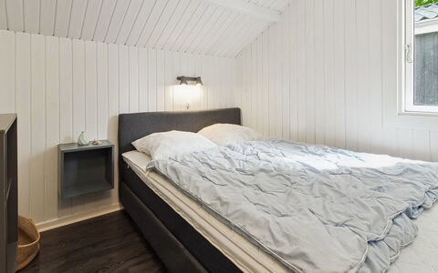 Maini - 30Km from the Sea: Habitación, Madera, Cama, Sábana, Piso, Lecho, Techo, Suelo, Diseño De Interiores, Marco De La Cama