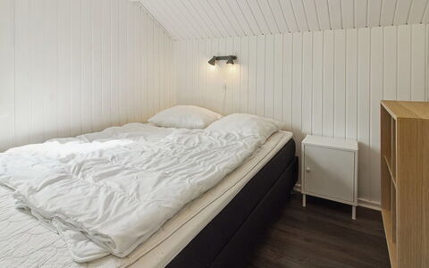 Maini - 30Km from the Sea: Habitación, Madera, Cama, Sábana, Suelo, Piso, Techo, Lecho, Diseño De Interiores, Marco De La Cama