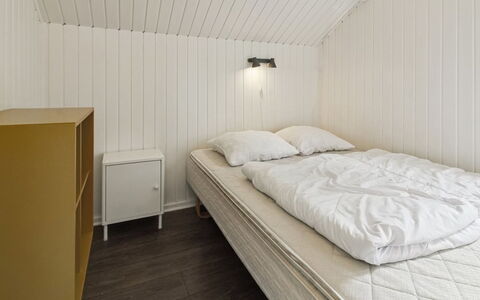 Maini - 30Km from the Sea: Habitación, Madera, Suelo, Piso, Techo, Cama, Diseño De Interiores, Sábana, Lecho, Marco De La Cama