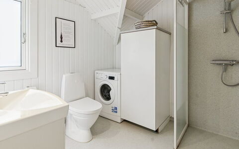 Maini - 30Km from the Sea: Piso, Suelo, Madera, Arreglo De Tubería, Diseño De Interiores, Techo, Habitación, Lavabo, Grifo, Plomería