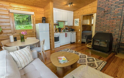 Whispering Woods: Madera, Diseño De Interiores, Piso, Mueble, Techo, Suelo, Casa, Cabaña, Madera Dura, Habitación