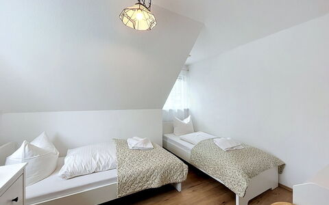 Hohe Kiefern: Habitación, Madera, Suelo, Cama, Piso, Lecho, Sábana, Diseño De Interiores, Casa, Techo