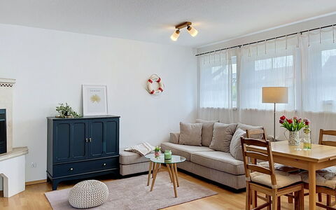 Hohe Kiefern: Mueble, Diseño De Interiores, Sofá, Piso, Pared, Suelo, Madera, Techo, Sala, Habitación