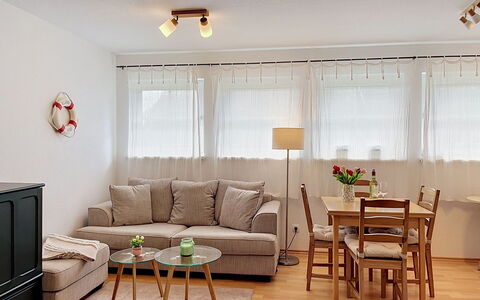 Hohe Kiefern: Mueble, Diseño De Interiores, Sofá, Piso, Suelo, Pared, Habitación, Madera, Techo, Sala
