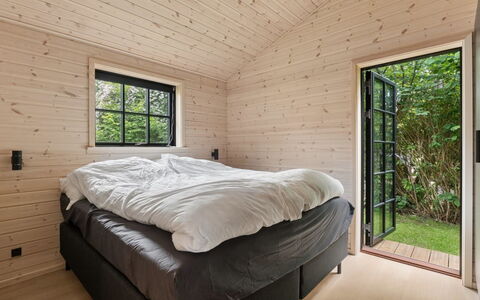 Elaina - 550M from the Sea: Madera, Madera Dura, Tablón, Cabaña, Habitación, Manchas De Madera, Cuarto De Troncos, Cama, Edificios Del Jardín, Material Natural