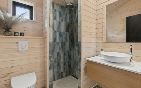 Elaina - 550M from the Sea: Piso, Madera, Suelo, Diseño De Interiores, Arreglo De Tubería, Baño, Mueble De Baño, Techo, Lavabo, Lavabo Del Baño