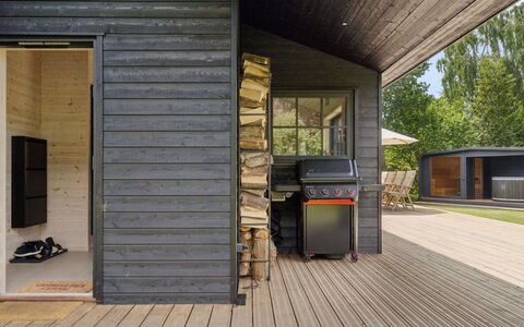 Elaina - 550M from the Sea: Madera, Vía Muerta, Casa, Madera Dura, Cabaña, Tablón, Cubierta, Edificios Del Jardín, Porche, Manchas De Madera
