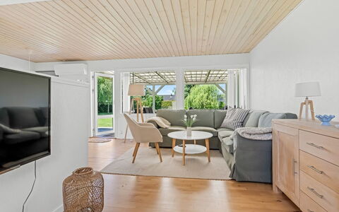 Gertraud - 600M from the Sea: Mueble, Diseño De Interiores, Piso, Suelo, Madera, Techo, Suelos De Madera, Sofá, Sala, Encendiendo
