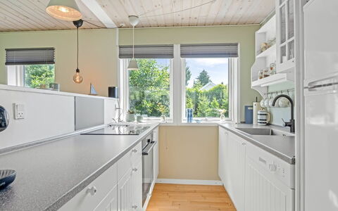 Gertraud - 600M from the Sea: Cocina, Mostrador, Diseño De Interiores, Piso, Aparato De Cocina, Madera, Gabinetes, Techo, Electrodoméstico, Suelo