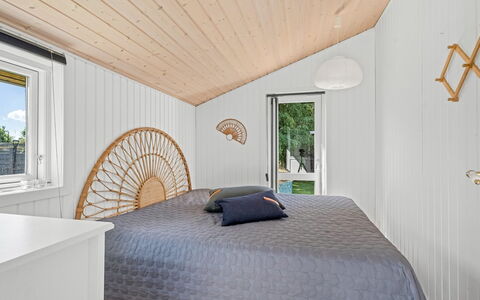 Gertraud - 600M from the Sea: Madera, Diseño De Interiores, Techo, Habitación, Piso, Encendiendo, Suelo, Cama, Mueble, Marco De La Cama
