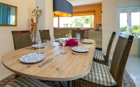 Castillo: Mueble, Diseño De Interiores, Mesa, Silla, Piso, Madera, Comedor, Cocina Y Comedor Mesa, Suelo, Encendiendo