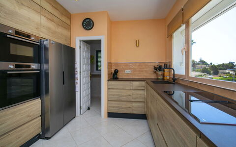Castillo: Cocina, Gabinetes, Diseño De Interiores, Mueble, Mostrador, Piso, Aparato De Cocina, Suelo, Electrodoméstico, Madera