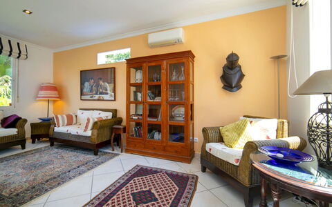 Castillo: Mueble, Diseño De Interiores, Sofá, Piso, Madera, Techo, Sala, Suelo, Habitación, Encendiendo