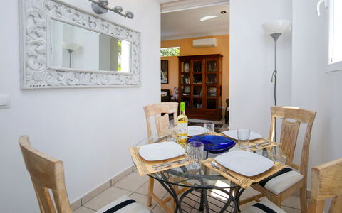 Castillo: Mueble, Diseño De Interiores, Piso, Pared, Mesa, Madera, Silla, Suelo, Comedor, Habitación