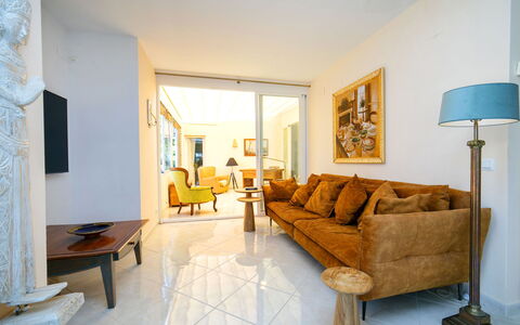 Castillo: Piso, Mueble, Pared, Diseño De Interiores, Suelo, Sofá, Madera, Sala, Techo, Casa