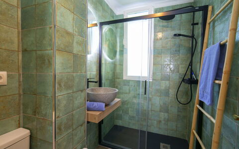 Castillo: Pared, Diseño De Interiores, Piso, Baño, Arreglo De Tubería, Suelo, Lavabo Del Baño, Encendiendo, Grifo, Espejo