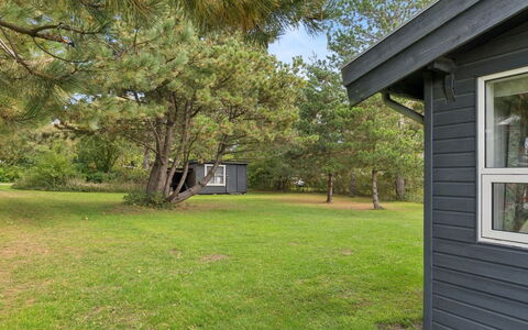 Vilmar - 450M from the Sea: Hierba, El Terreno Del Lote, Cobertura Del Suelo, Cabaña, El Maletero, Césped, Jardín, Edificios Del Jardín, Prado, Cobertizo