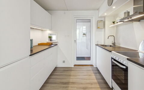 Majvi - 2.3Km from the Sea: Cocina, Mostrador, Diseño De Interiores, Piso, Madera, Aparato De Cocina, Suelo, Techo, Electrodoméstico, Gabinetes