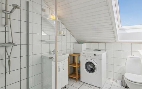 Majvi - 2.3Km from the Sea: Piso, Suelo, Diseño De Interiores, Techo, Arreglo De Tubería, Plomería, Habitación, Lavabo, Grifo, Loseta