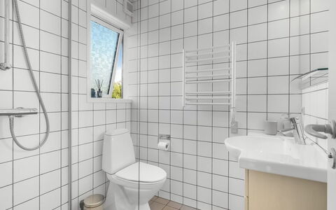 Tabetha - 800M from the Sea: Arreglo De Tubería, Piso, Asiento Del Baño, Baño, Suelo, Baño, Diseño De Interiores, Plomería, Loseta, Lavabo