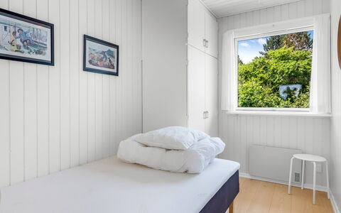 Tabetha - 800M from the Sea: Madera, Habitación, Cama, Piso, Suelo, Lecho, Sábana, Marco De La Cama, Madera Dura, Tablón