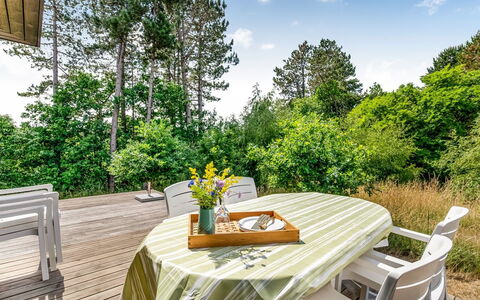 Tabetha - 800M from the Sea: Mueble, Silla, Mesa, Mueble Para Exteriores, Arbusto, Cocina Y Comedor Mesa, Mesa Al Aire Libre, Jardín, Sombra, Eco Hotel