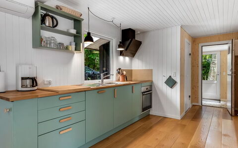 Hejne - 600M from the Sea: Cocina, Mostrador, Aparato De Cocina, Madera, Piso, Diseño De Interiores, Electrodoméstico, Gabinetes, Mueble, Suelo