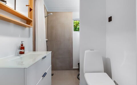 Hejne - 600M from the Sea: Piso, Arreglo De Tubería, Pared, Suelo, Diseño De Interiores, Baño, Lavabo, Mueble De Baño, Lavabo Del Baño, Grifo