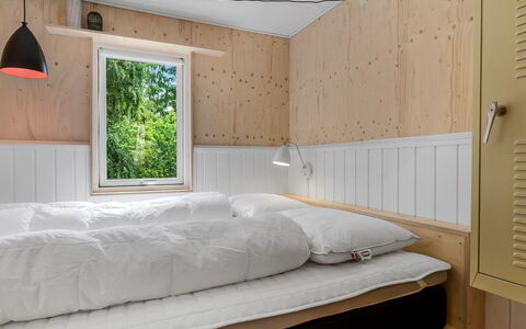 Hejne - 600M from the Sea: Pared, Habitación, Madera, Diseño De Interiores, Cama, Mueble, Piso, Suelo, Techo, Sábana