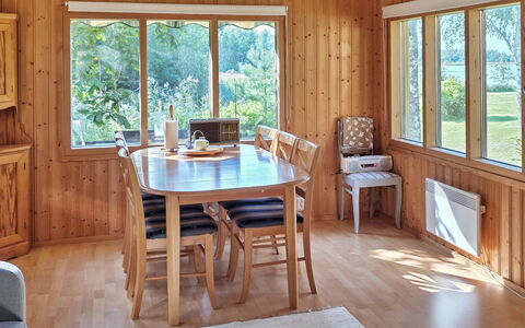 Merenkurkku: Mueble, Diseño De Interiores, Piso, Suelo, Madera, Techo, Mesa, Habitación, Cocina Y Comedor Mesa, Comedor