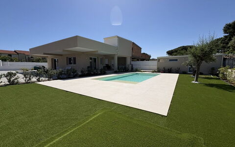 Villa Marzia - Augusta: Césped, Jardín, Césped Artificial, Inmuebles, Yarda, Paisajismo, Patio Interior, Sombra, Villa, Patio