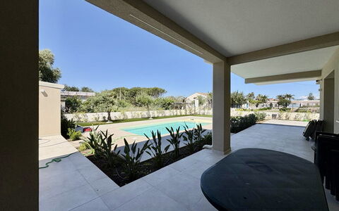 Villa Marzia - Augusta: Arquitectura, Barrio Residencial, Casa, Material Compuesto, Inmuebles, Hormigón, Sombra, Jardín, Losa, Paisajismo